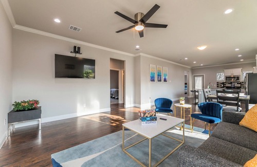 Cedar Crest Maison | Modern 4 Bed - By Dallas Zoo & Reunion Tower