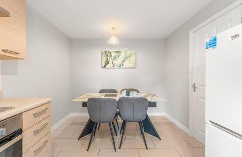 Coventry Appartement | Modern 4-Bed Close to Jaguar Whitley & City Centre