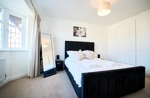 MacMerry Maison | Modern 4-Bed Home, Tranent