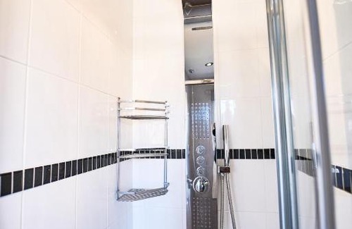 MacMerry Maison | Modern 4-Bed Home, Tranent