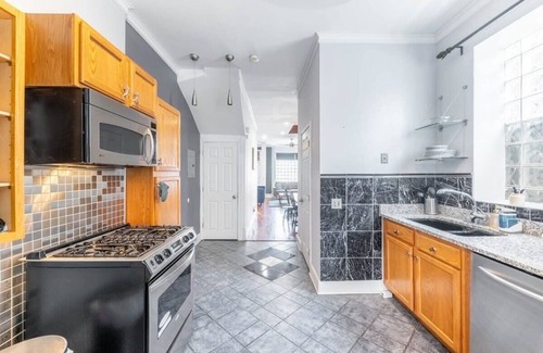 Bronzeville Maison | MODERN 4 BEDROOM GREYSTONE | WHITE SOX