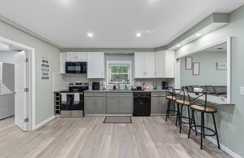 Pymatuning South Maison | Modern 4-bedroom house on PYM Lake with hot tub