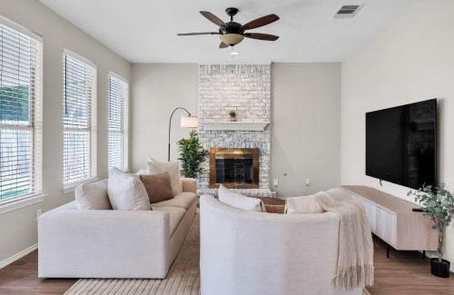 Manor Maison | Modern 4BR Gem Chic Comfort in Austin home