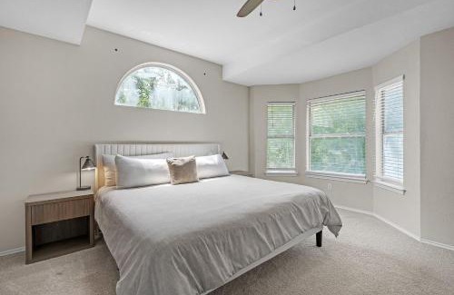Manor Maison | Modern 4BR Gem Chic Comfort in Austin home