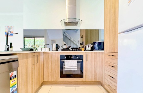 Huntingdale Maison | Modern 4BR Home in Central Oakleigh East