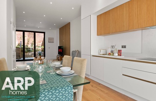 Coulsdon West Appartement | Modern 4BR Home, Ideal for Long Stays & Relocation