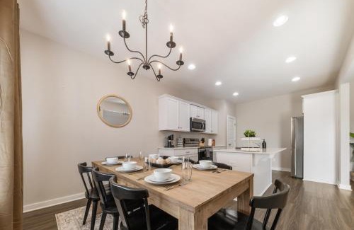 Cullman Maison | Modern 4BR Home with Game Room and Fire Pit - Near Downtown Cullman