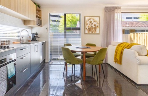 Riccarton Maison | Modern 4BR in Riccarton Walk to Mall and Park
