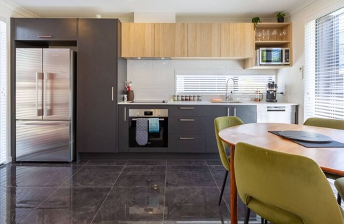 Riccarton Maison | Modern 4BR in Riccarton Walk to Mall and Park
