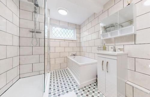 Islington Maison | Modern 4BR Kings Cross - Patio & Balcony