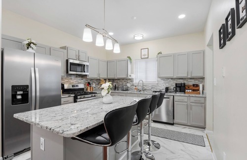 Central West End Maison | Modern 4BR Retreat Near Fox & Universities @ Prime CWE Location w/ Free Parking!