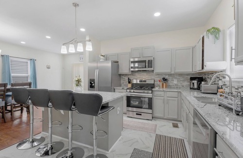 Central West End Maison | Modern 4BR Retreat Near Fox & Universities @ Prime CWE Location w/ Free Parking!