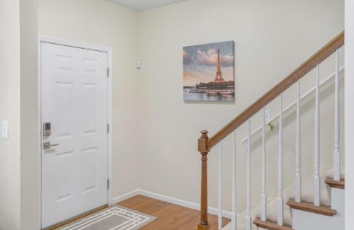 Central West End Maison | Modern 4BR Retreat with Free Parking in Prime CWE!