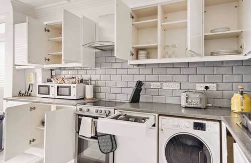 Luton Maison | Modern 4BR Victorian Home near Luton Airport