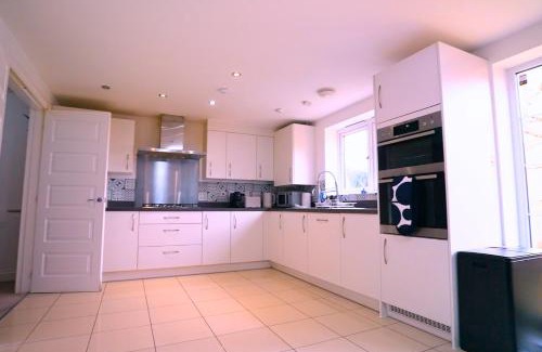 High Wycombe Maison | Modern 5 Bed 2 Bath Home with Parking