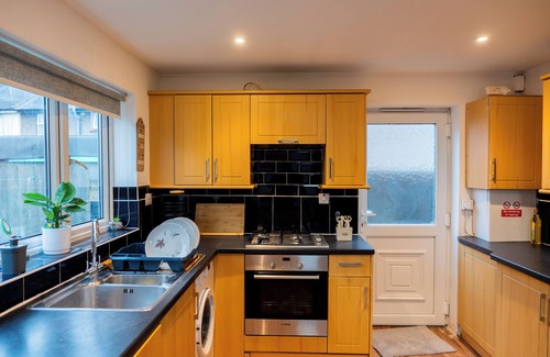 Redbridge Maison | Modern 5-bedroom house in London, Free Parking, Close to Chadwell Heath Station