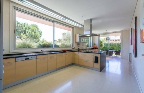 Quinta do Lago Villa | Modern 5 Bedroom Villa in the heart of Quinta do Lago. With gym, games room, pool and more DM07 - Almancil, Algarve