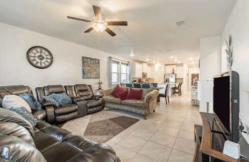 Manor Maison | Modern 5 Bedroom with access to community pool