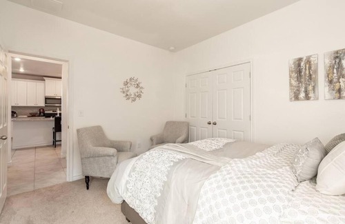 Manor Maison | Modern 5 Bedroom with access to community pool