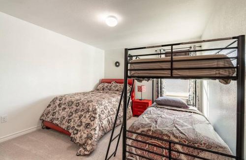 Manor Maison | Modern 5 Bedroom with access to community pool