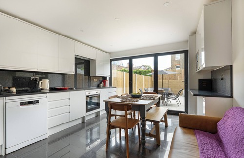 Whitechapel Maison | Modern 5-BR house short walk to Brick Lane and Spitalfields Market!