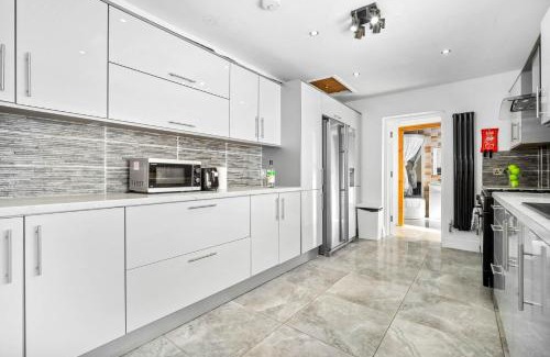 Birmingham Maison | Modern 6-Bedroom Home - Sleeps 12 - Parking - Garden 568P