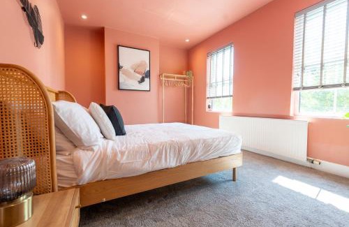 Caerleon Maison | Modern 6 Person Cosy Cottage in Historical Newport