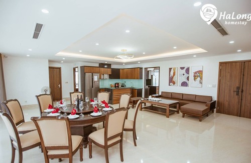 Ha Long Appartement | Modern 7-bedroom apartment with seaview balcony