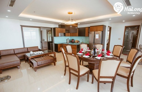 Ha Long Appartement | Modern 7-bedroom apartment with seaview balcony