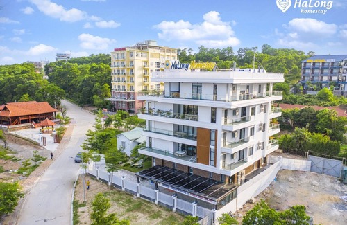 Ha Long Appartement | Modern 7-bedroom apartment with seaview balcony