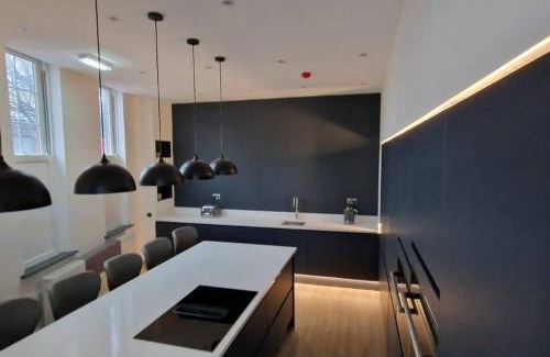 Bordesley Maison | Modern 7-BR Retreat All Ensuite