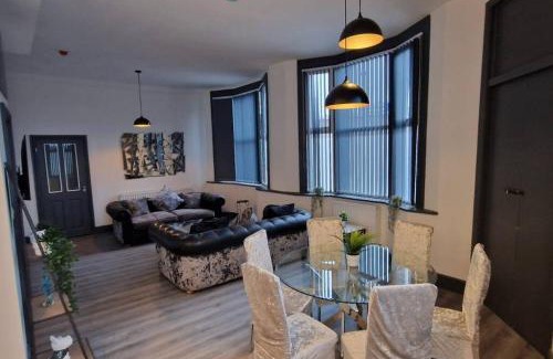 Bordesley Maison | Modern 7-BR Retreat All Ensuite