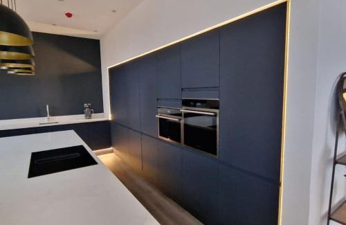 Bordesley Maison | Modern 7-BR Retreat All Ensuite