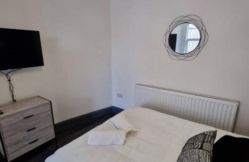 Bordesley Maison | Modern 7-BR Retreat All Ensuite
