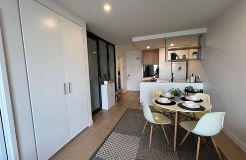 Brunswick West Appartement | Modern 7th floor Flat | Parking, Convenient, Quiet