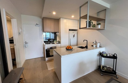 Brunswick West Appartement | Modern 7th floor Flat | Parking, Convenient, Quiet