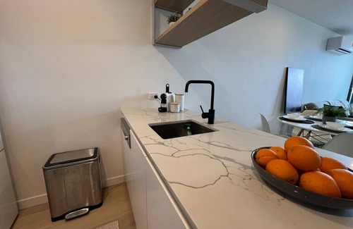 Brunswick West Appartement | Modern 7th floor Flat | Parking, Convenient, Quiet