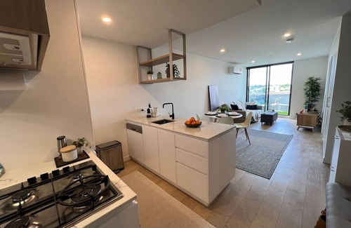 Brunswick West Appartement | Modern 7th floor Flat | Parking, Convenient, Quiet