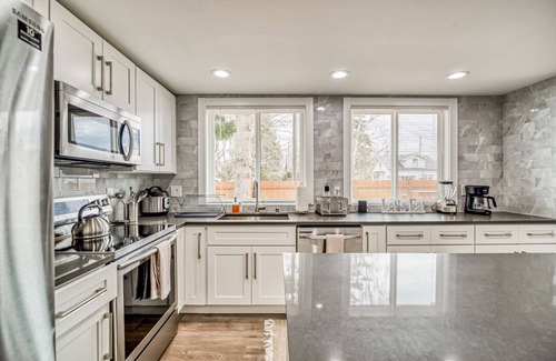 Eastside Maison | Modern 8 BR duplex in Tacoma! -Both sides included