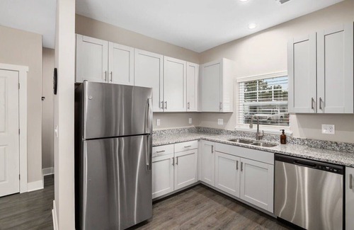 Grandville Appartement | Modern 8BR 8BA Condo w Garage and Patio