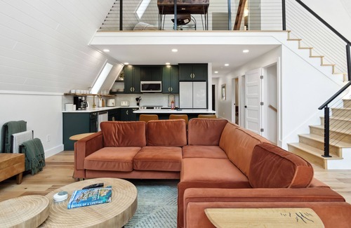 Valois Maison | Modern A-Frame near many wineries and activities: fire pit, King beds, & more!