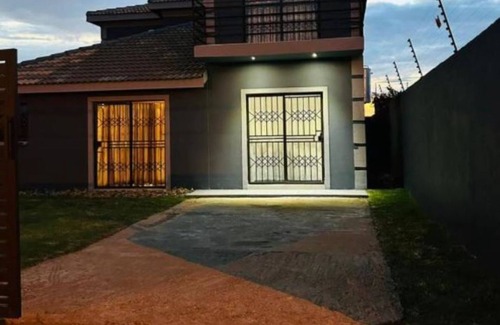 Greater Johannesburg Metropolitan Area Appartement | Modern Airb&b with Wi-Fi Soweto near famous entertainment sites.