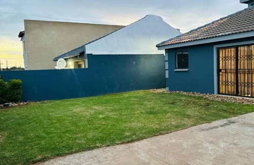 Greater Johannesburg Metropolitan Area Appartement | Modern Airb&b with Wi-Fi Soweto near famous entertainment sites.