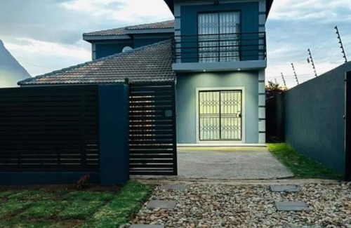 Greater Johannesburg Metropolitan Area Appartement | Modern Airb&b with Wi-Fi Soweto near famous entertainment sites.