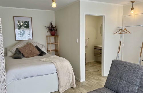 Papamoa Beach Appartement | Modern, airy & cozy oasis - Pāpāmoa Beach Studio