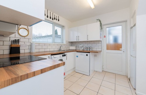 Severn Beach Maison | Modern | All Mod Cons | IPTV| BBQ | Sleeps 8