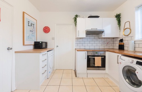 Severn Beach Maison | Modern | All Mod Cons | IPTV| BBQ | Sleeps 8