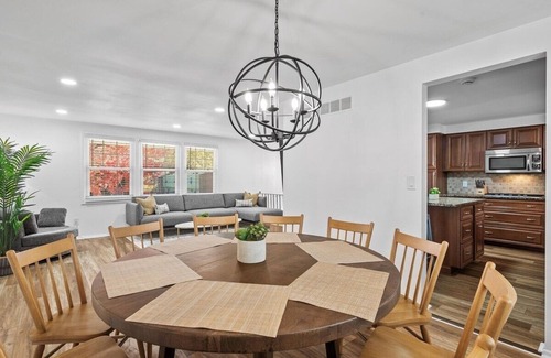 Cranberry Township Maison | Modern and Accessible 5 Bedroom Home in Cranberry, Pittsburgh with a Game Room