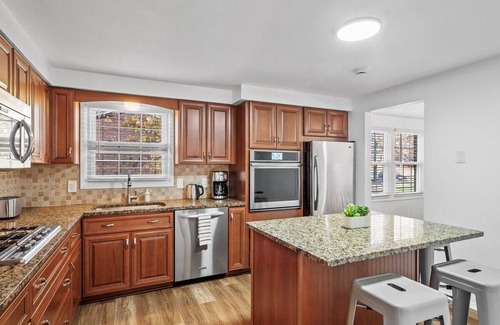 Cranberry Township Maison | Modern and Accessible 5 Bedroom Home in Cranberry, Pittsburgh with a Game Room