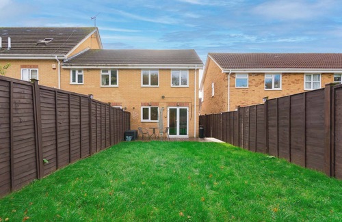 Swindon Maison | Modern and Bright 3 Bed Swindon Home with Parking